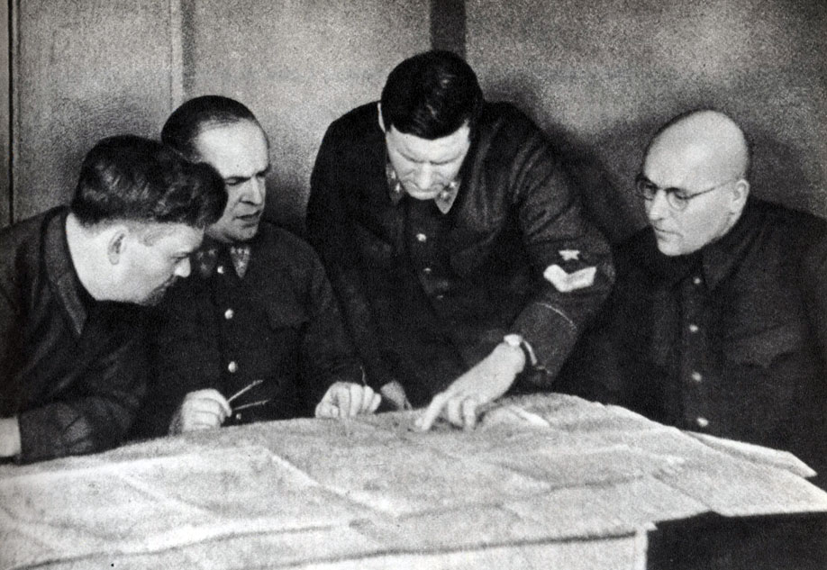 'В штабе Западного фронта. Слева направо: Н. А. Булганин, Г. К. Жуков, В. Д. Соколовский, И. С. Хохлов'