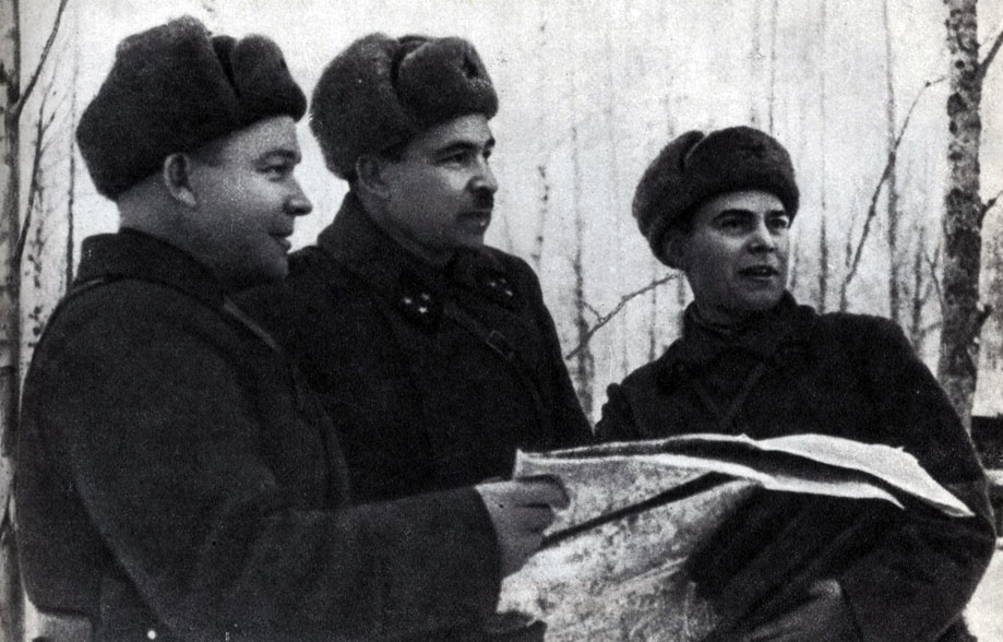 'Командующий 5-й армией Л. А. Говоров (в центре) на наблюдательном пункте. 1941 г.'