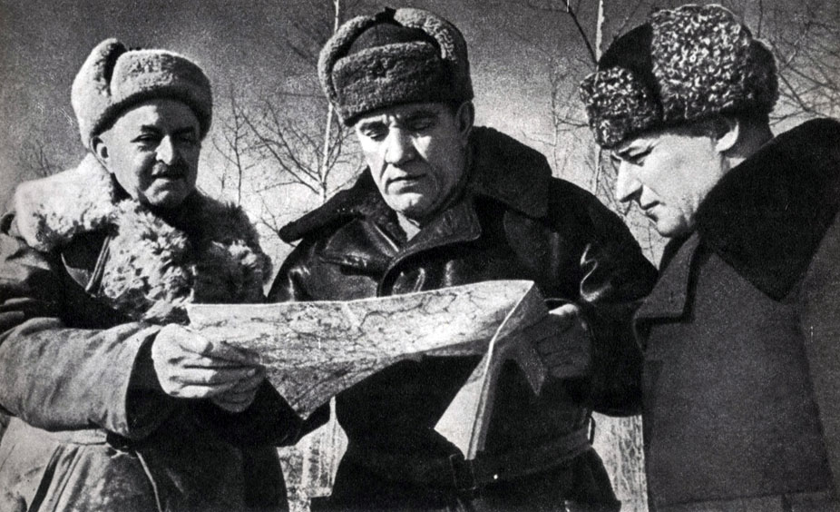 'Командующий 49-й армией И. Г. Захаркин (в центре) на наблюдательном пункте. 1941 г.'