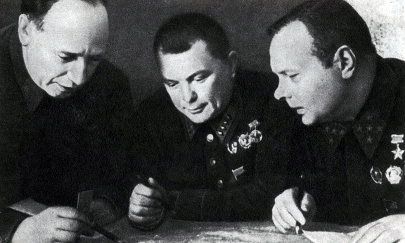 'В штабе Волховского фронта. Справа налево: К. А. Мерецков, А,   И.   Запорожец,   Г.   Д.  Стельмах.   1942   г.'