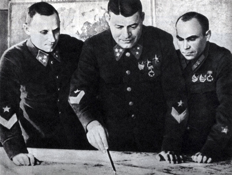 'Командование Юго-Западного фронта. Слева направо: П. И.  Бодин, Ф. Я.  Костенко, К, А. Гуров'