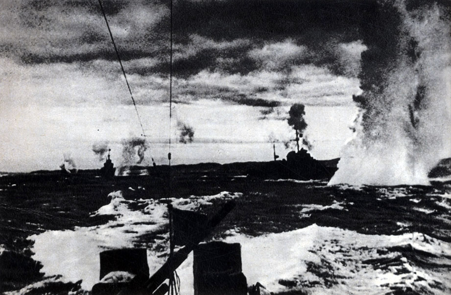 'Корабли Северного флота, конвоирующие транспорты союзников в Баренцевом море, отражают налет фашистских самолетов. 1942 г.'