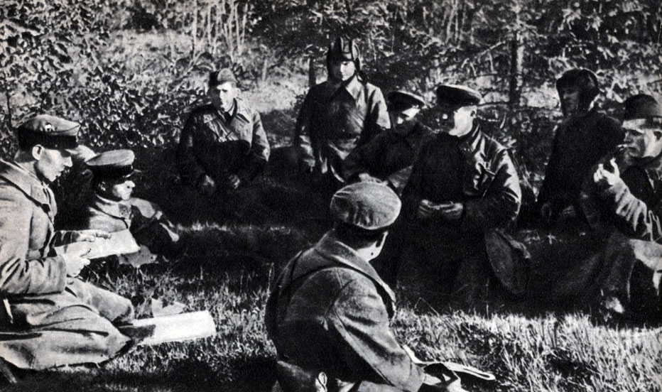 'Заседание партийного бюро танковой части. 1941 г.'