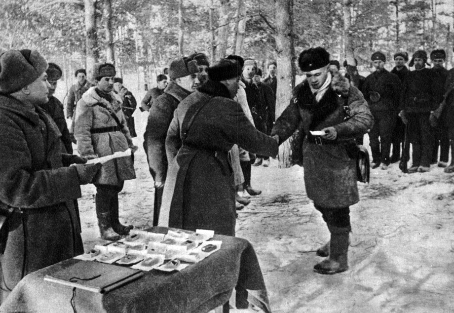 'Вручение наград партизанам. Северо-Западный фронт. 1942 г.'