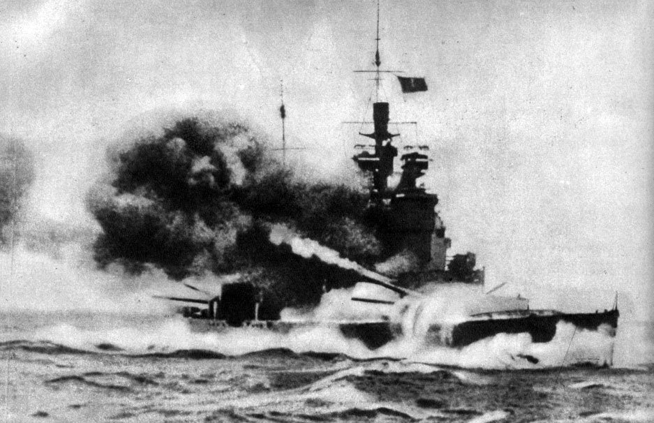 'Английский крейсер 'Йорк' в бою. 1941 г. '