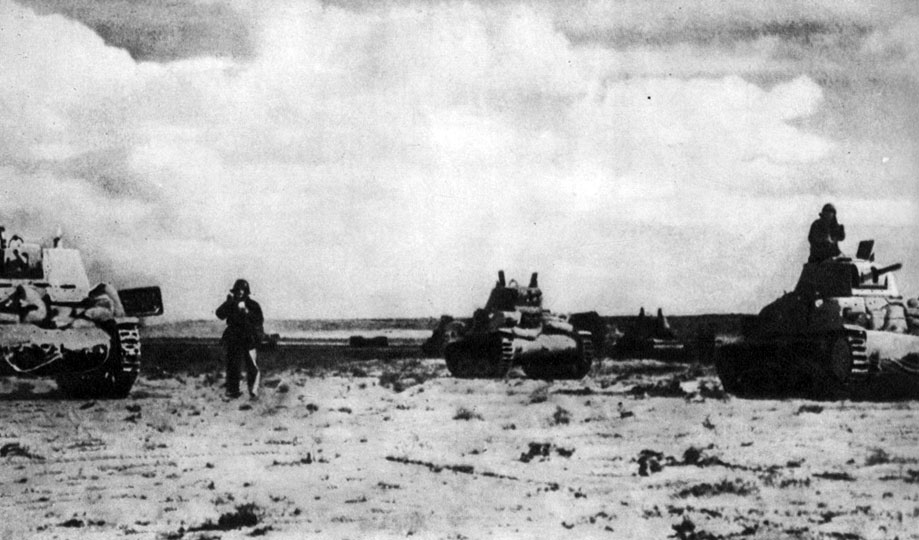 'Наступление итальянских танков в Ливии. 1942 г.'