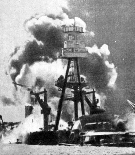 'Американские корабли после налета японской авиации на Пёрл-Харбор. Декабрь 1941 г.'