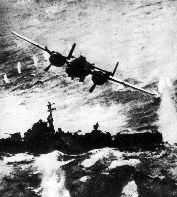 'Американский бомбардировщик атакует японский военный корабль'