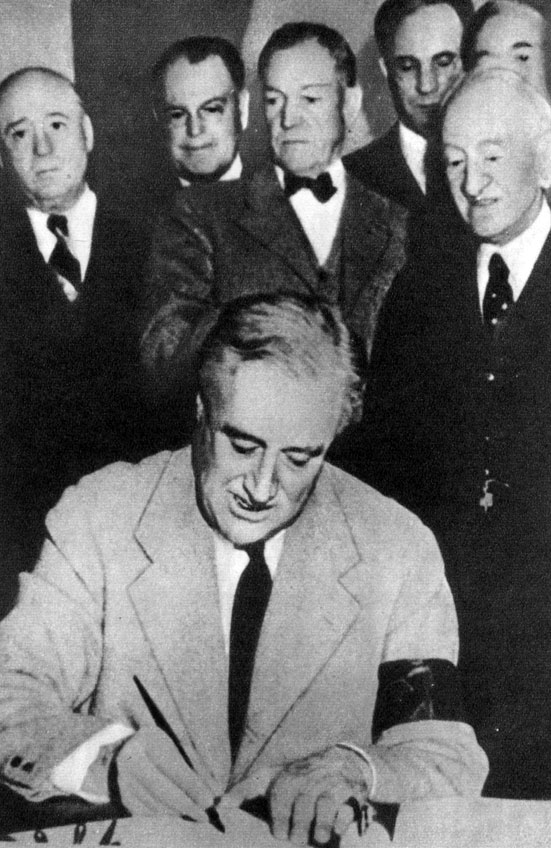 'Президент Ф. Рузвельт подписывает декларацию о вступлении США в войну. Декабрь 1941 г. '