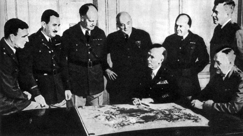 'Генерал Дж. Маршалл (червертый справа) со своим штабом'