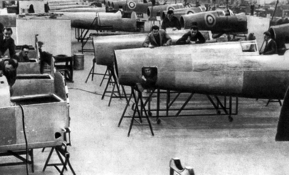 'Великобритания наладила массовый выпуск истребителей типа 'Спитфайр'. 1941 г.'