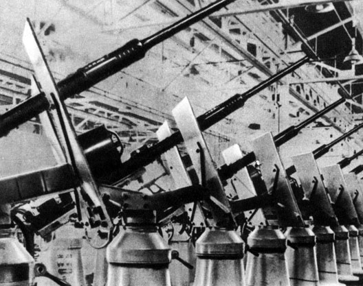 'Зенитные орудия, изготовленные на заводе Среднего Запада США. 1942 г.'