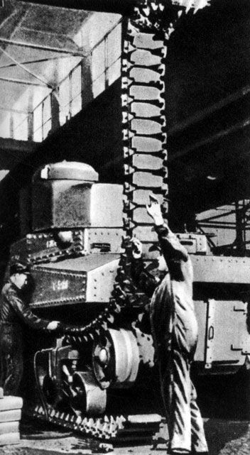 'Сборка танков на военном заводе в США. 1942 г.'