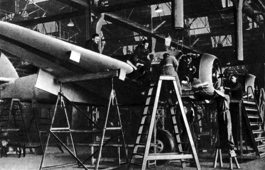 'Сборка бомбардировщиков на английском авиационном заводе. 1941 г.'