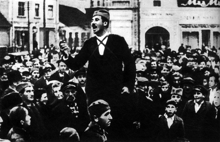 'Командир партизанского отряда Ратко Мит-рович выступает на митинге в освобожденном городе Чачак. Югославия, сентябрь 1941 г.'