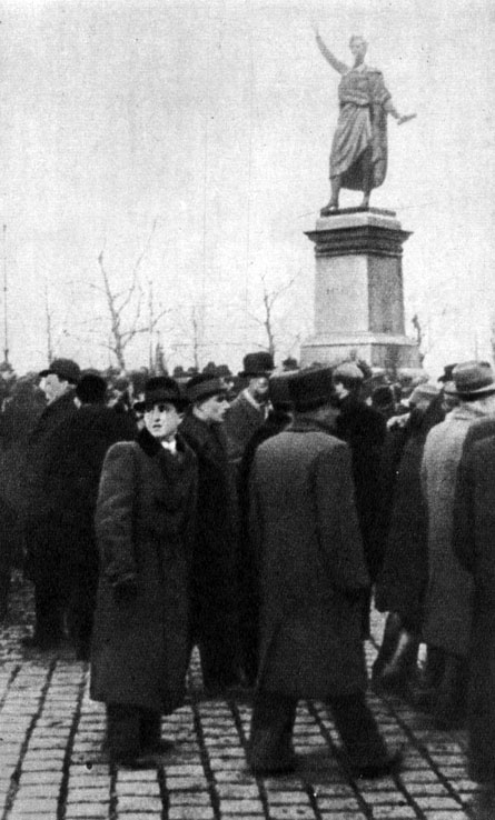 'Антивоенная демонстрация у памятника Ш. Петефи в Будапеште. 15 марта 1942 г.'
