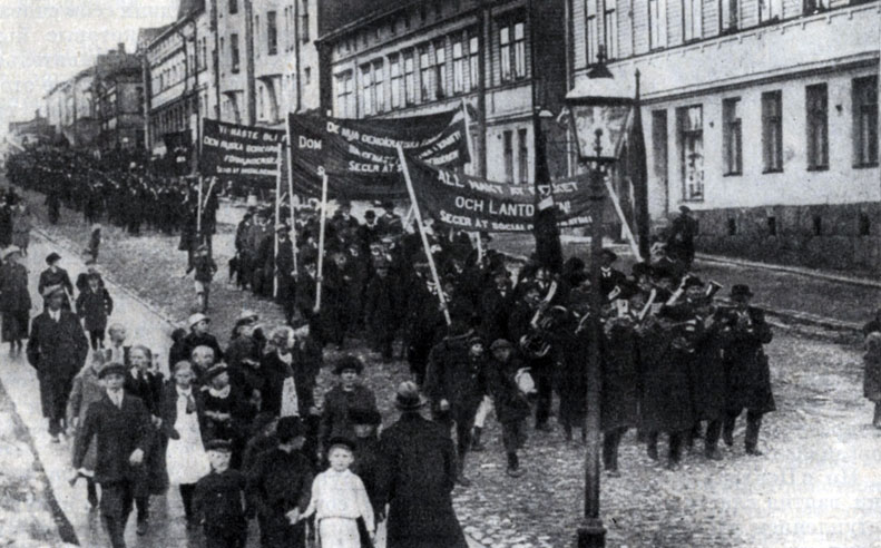 Демонстрация в Хельсинки (Гельсингфорсе) в октябре 1917 г. Фотография.