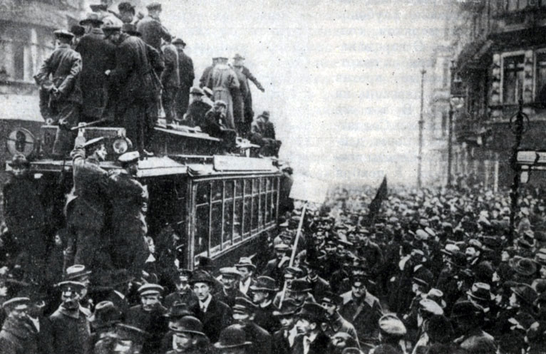 Митинг в Берлине 9 ноября 1918 г. Фотография.