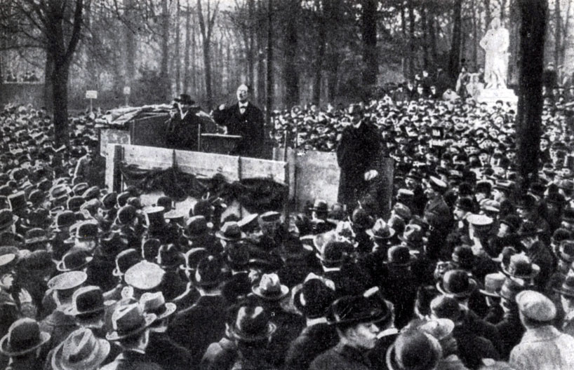 Выступление К. Либкнехта в Берлине в день похорон жертв контрреволюционного путча. Фотография.