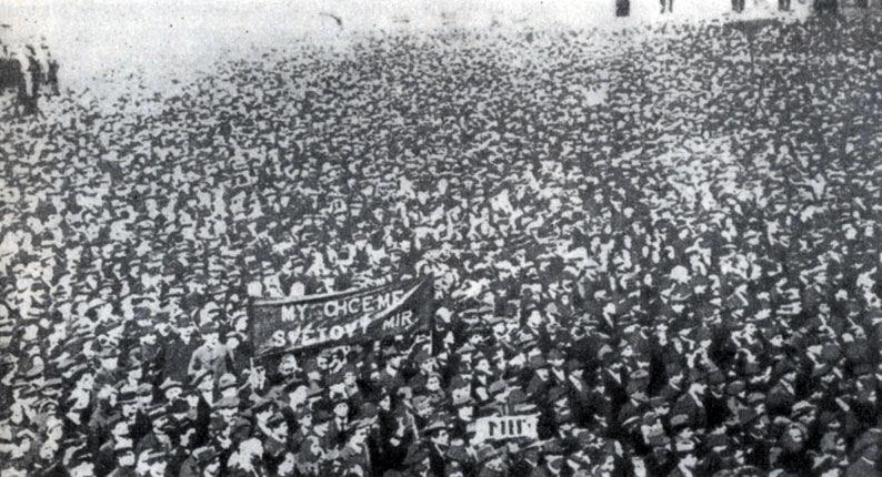 Демонстрация рабочих в Кладно 14 октября 1918 г. с требованием всеобщего мира. Фотография.