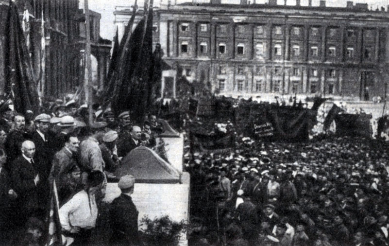 Выступление В. И. Ленина на площади Урицкого в Петрограде в день открытия II конгресса Коминтерна. Фотография.