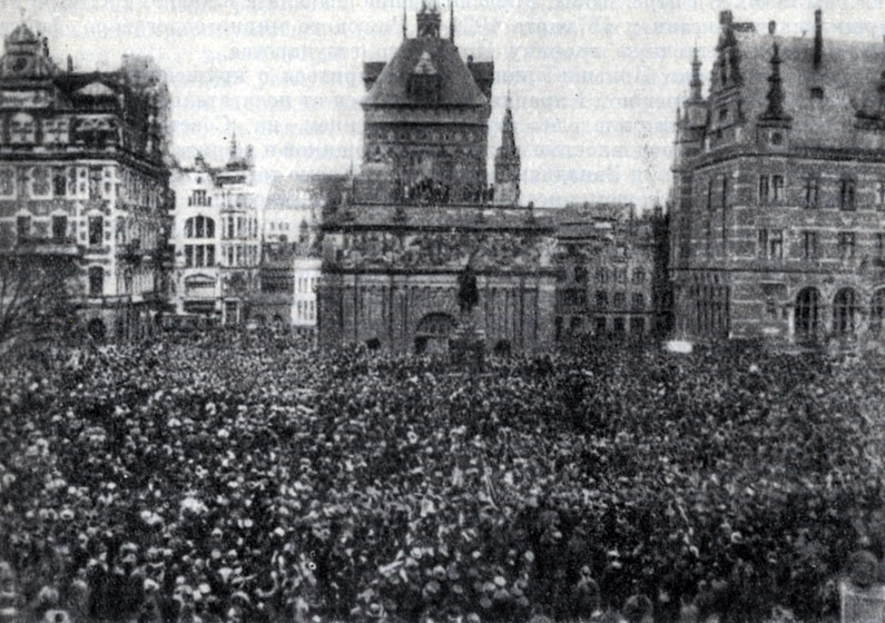 Митинг протеста в Гданьске (Данциге) 26 июля 1920 г. против поставок оружия белополякам. Фотография.