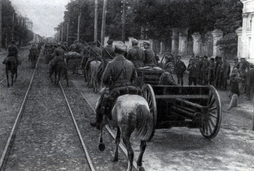 Вступление Красной Армии в Казань. Фотография. 1918 г.