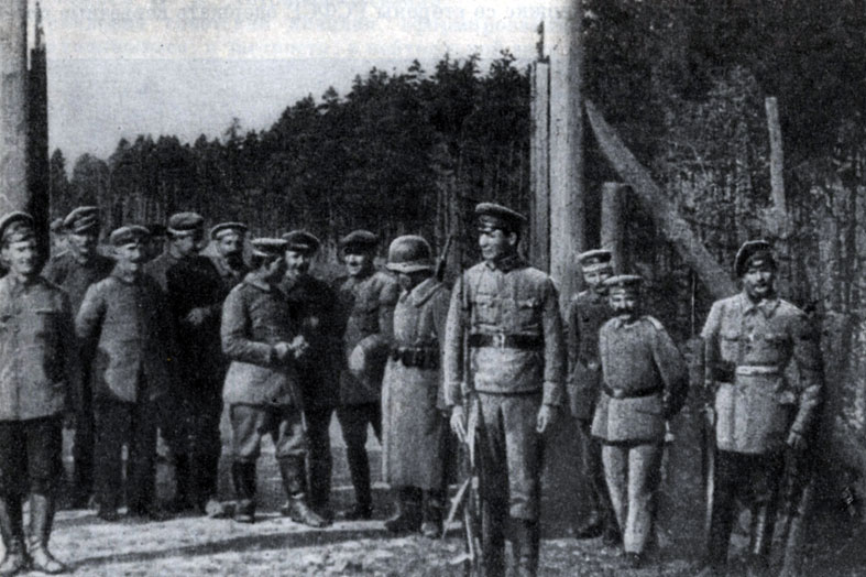 Советские пограничники поздравляют немецких солдат с началом революции в Германии. Кинокадр. Ноябрь 1918 г.