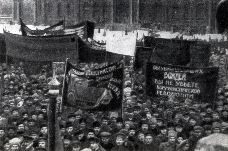 Митинг протеста в Петрограде в связи с убийством К. Либкнехта и Р. Люксембург. Кинокадр. 1919 г.