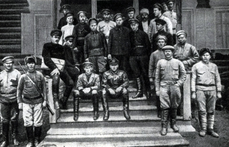 В. К. Блюхер среди бойцов 151-й бригады в октябре 1919 г. Фотография.