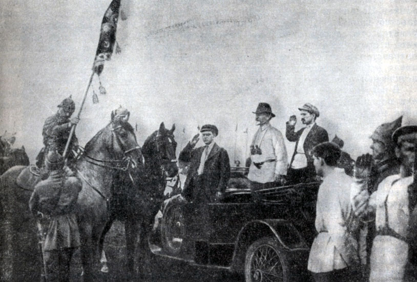 С. М. Буденный принимает 25 мая 1920 г. от М. И. Калинина знамя ВЦИК. Фотография.