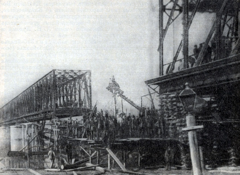 Восстановление железнодорожного моста через Кубань у Екатеринодара. Фотография. 1920 г.