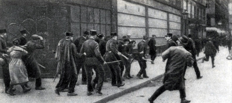 Разгон первомайской демонстрации в Париже. Фотография. 1920 г. 