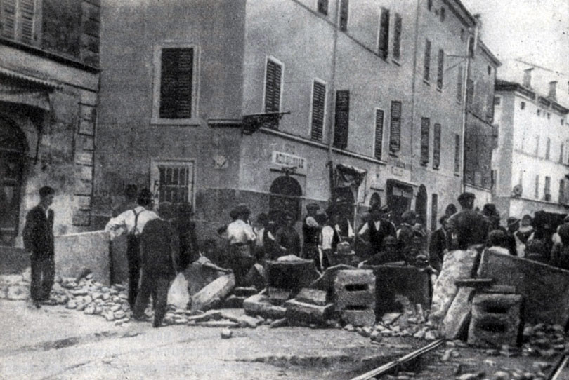  Рабочие-антифашисты Пармы на баррикаде в августе 1922 г. Фотография.