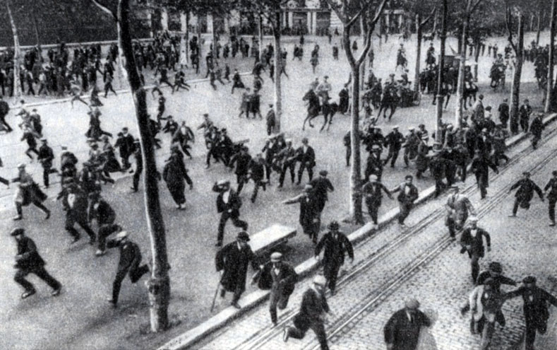Разгон рабочей демонстрации в Барселоне. Фотография. 1923 г.