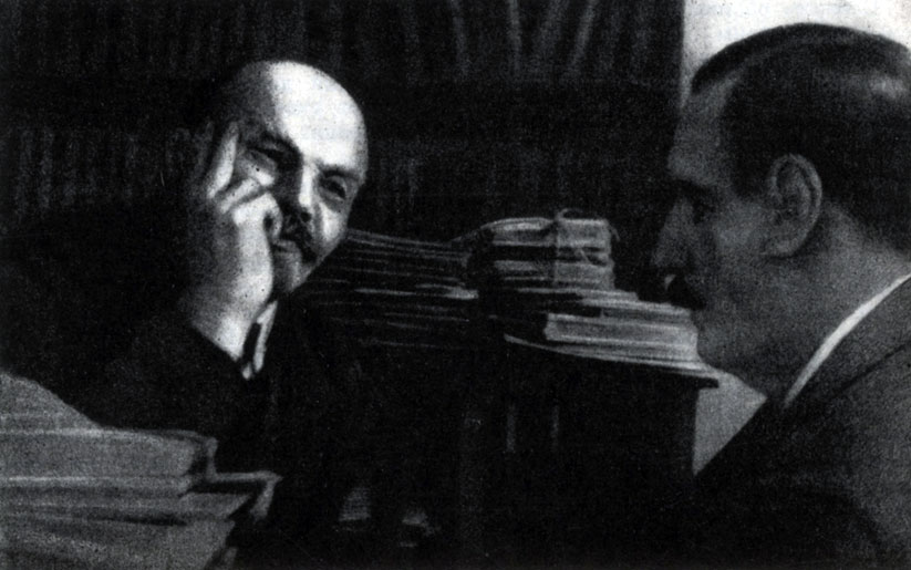 В. И. Ленин беседует с английским писателем Г. Уэллсом. Фотография. 1920 г.