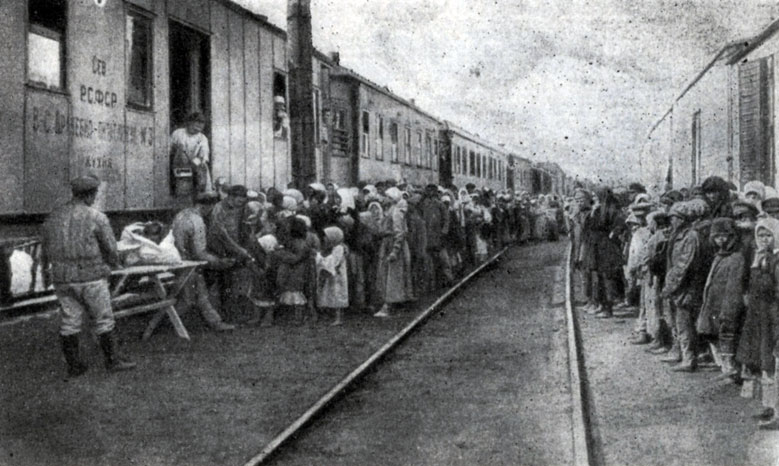 Выдача продуктов голодающим в Самаре. Фотография. 1921 г. 