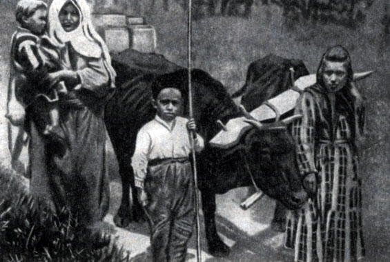 Турецкая крестьянка везет боеприпасы на фронт. Фотография. 1921 г.