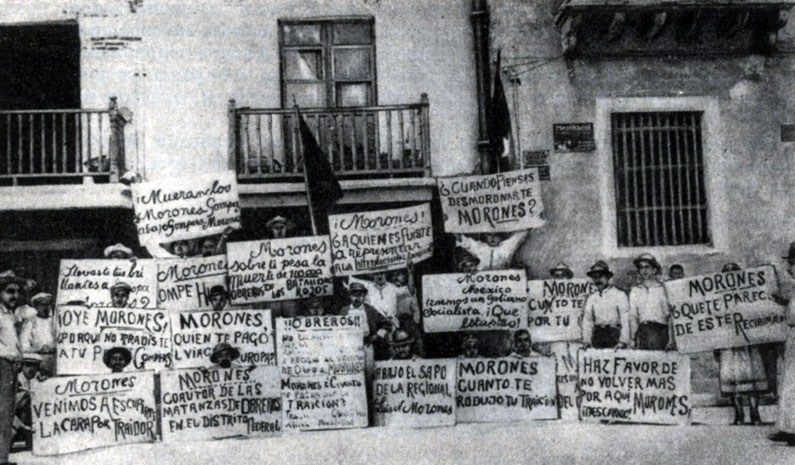 Демонстрация рабочих Веракруса против реформистских руководителей профсоюзов. Фотография.  1922 г.
