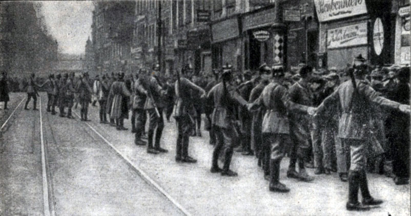 Полицейские отряды на улицах Берлина в октябре 1923 г. Фотография.