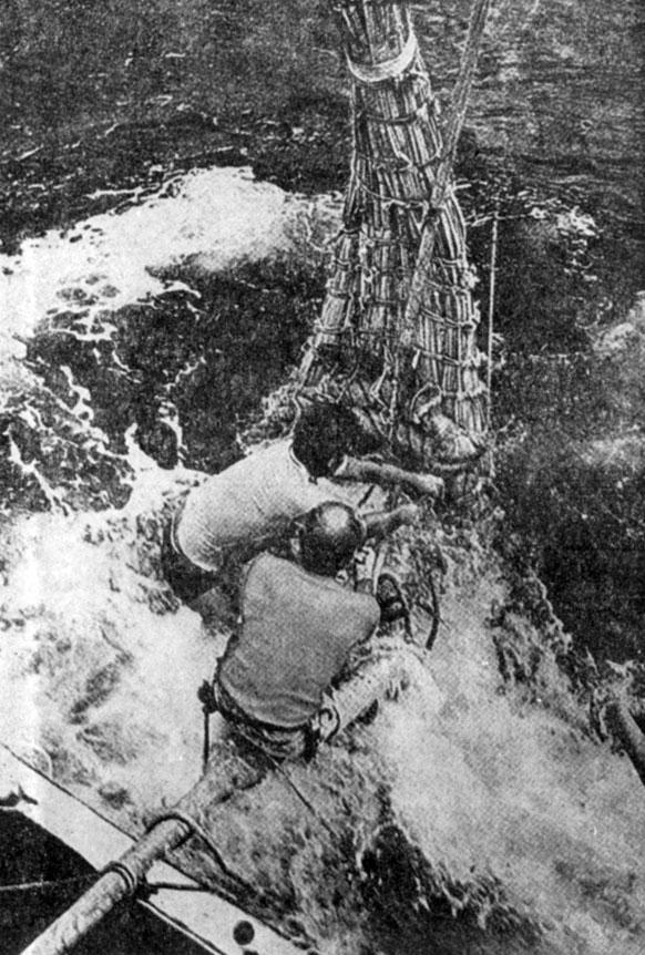 Поединок с океаном. Альпинист Карло, знаток узлов и веревок, помогает моряку Норману закрепить плавучий якорь