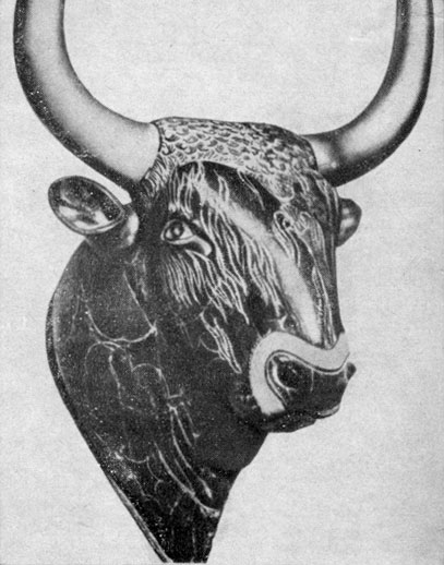 Рис. 29. Культовый сосуд в виде головы быка из гробницы (XVI в. до н. э.)