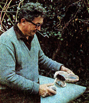 Франсуа Борде, профессор древней истории университета г. Бордо (Франция), показывает, как изготавливаются орудия труда из камня