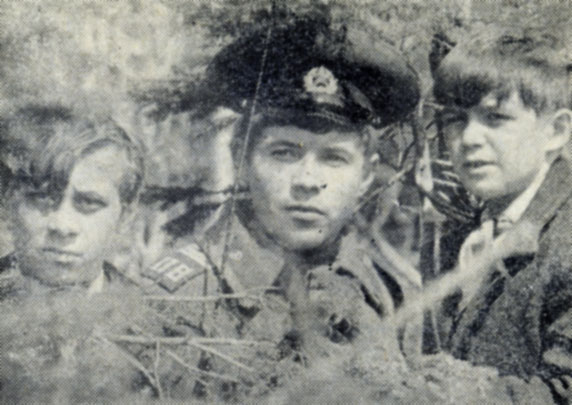 Сержант В. Чистяков со своими юными помощниками