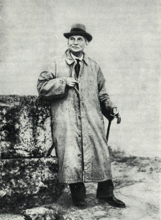 Артур Эванс (1851-1941) у северного входа в Кносский дворец