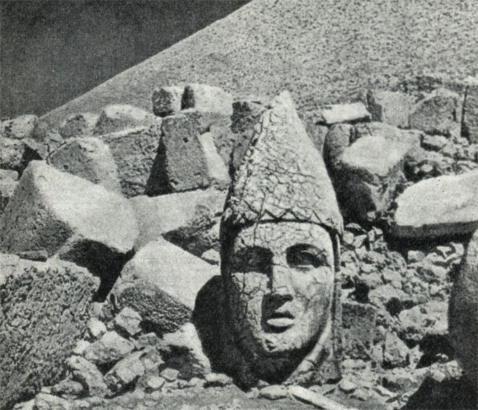 Голова статуи Антиоха I, царя Коммагены (69-34 гг. до н. в.) Исследованиями 1953-1955 гг. на вершине Нимруд-Даг (хребет Антитавр в юго-восточной Тур-ции) найдены гробница Антиоха I, и храм с колоссальными статуями высотой в 7,2-9 м