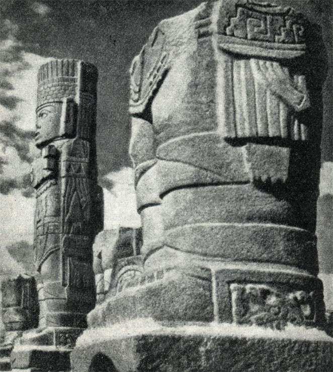 Каменные атланты храма толтеков. Мексика, к северу от Мехико-Сити