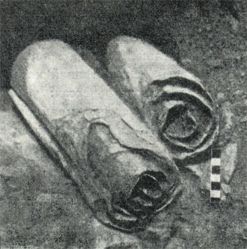 Медные свитки с выгравированными на них текстами I в. н. э., найденные в 1952 г. в пещере, расположенной в местности Вади Кумран на северо-западном берегу Мертвого моря