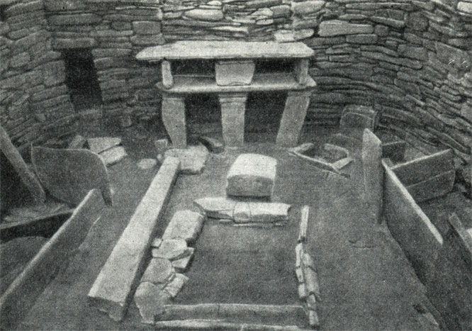 Внутренняя обстановка жилища (открытый очаг, кухонный стол и т. п.) эпохи неолита в Скара-Брей. Оркнейские острова