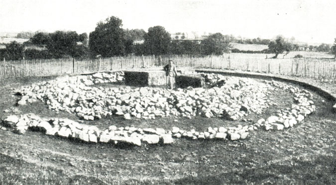 Курган с каменной наброской после раскопок Англия. Южный Уэльс